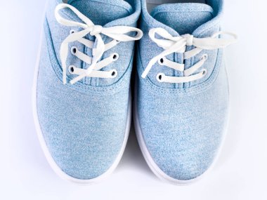 Beyaz zemin üzerinde mavi spor ayakkabı. Camgöbeği klasik spor ayakkabı beyaz lastik tek beyaz arka plan üzerinde beyaz dantel ile. Spor, şehir Ayakkabı.