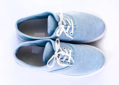 Beyaz zemin üzerinde mavi spor ayakkabı. Camgöbeği klasik spor ayakkabı beyaz lastik tek beyaz arka plan üzerinde beyaz dantel ile. Spor, şehir Ayakkabı.