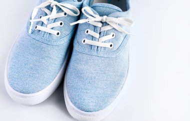 Beyaz zemin üzerinde mavi spor ayakkabı. Camgöbeği klasik spor ayakkabı beyaz lastik tek beyaz arka plan üzerinde beyaz dantel ile. Spor, şehir Ayakkabı.