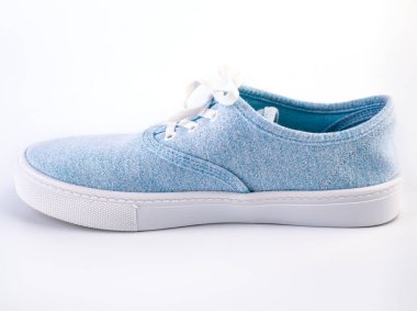 Beyaz zemin üzerinde mavi spor ayakkabı. Camgöbeği klasik spor ayakkabı beyaz lastik tek beyaz arka plan üzerinde beyaz dantel ile. Spor, şehir Ayakkabı.