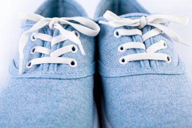 Beyaz zemin üzerinde mavi spor ayakkabı. Camgöbeği klasik spor ayakkabı beyaz lastik tek beyaz arka plan üzerinde beyaz dantel ile. Spor, şehir Ayakkabı.