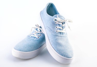 Beyaz zemin üzerinde mavi spor ayakkabı. Camgöbeği klasik spor ayakkabı beyaz lastik tek beyaz arka plan üzerinde beyaz dantel ile. Spor, şehir Ayakkabı.