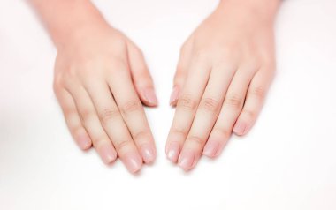 Güzel manikür kadın elle. Güzel el mükemmel çivi ile Fransız manikür. Doğal manikürlü tırnaklar manikür araçları ve krema ile.