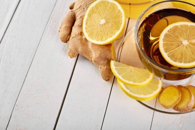 Bir bardak yeşil doğal çay. Üzerinde zencefil, limon, nane ve bal var. Sağlıklı bir içki. Sağlıklı bir kavram. Hastalıkların önlenmesi. Sonbahar, kış çayı