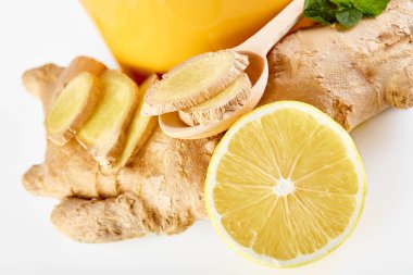 Bir bardak yeşil doğal çay. Üzerinde zencefil, limon, nane ve bal var. Sağlıklı bir içki. Sağlıklı bir kavram. Hastalıkların önlenmesi. Sonbahar, kış çayı