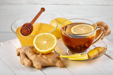 Bir bardak yeşil doğal çay. Üzerinde zencefil, limon, nane ve bal var. Sağlıklı bir içki. Sağlıklı bir kavram. Hastalıkların önlenmesi. Sonbahar, kış çayı