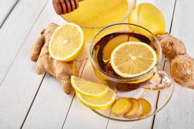 Bir bardak yeşil doğal çay. Üzerinde zencefil, limon, nane ve bal var. Sağlıklı bir içki. Sağlıklı bir kavram. Hastalıkların önlenmesi. Sonbahar, kış çayı