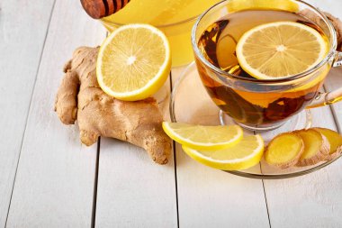 Bir bardak yeşil doğal çay. Üzerinde zencefil, limon, nane ve bal var. Sağlıklı bir içki. Sağlıklı bir kavram. Hastalıkların önlenmesi. Sonbahar, kış çayı