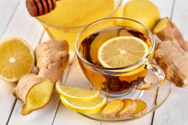 Bir bardak yeşil doğal çay. Üzerinde zencefil, limon, nane ve bal var. Sağlıklı bir içki. Sağlıklı bir kavram. Hastalıkların önlenmesi. Sonbahar, kış çayı