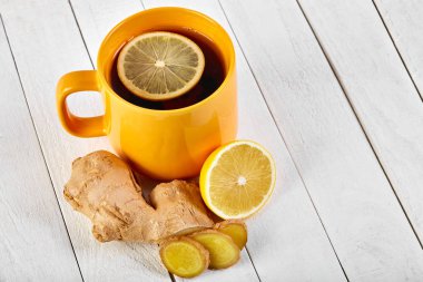 Bir bardak yeşil doğal çay. Üzerinde zencefil, limon, nane ve bal var. Sağlıklı bir içki. Sağlıklı bir kavram. Hastalıkların önlenmesi. Sonbahar, kış çayı