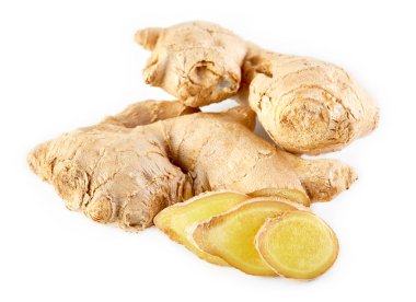 Beyaz arka planda taze zencefil, bitkisel sağlık konsepti. Yemek konsepti. Taze zencefil dilimleri.. 