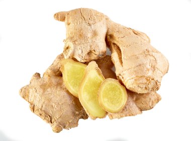 Beyaz arka planda taze zencefil, bitkisel sağlık konsepti. Yemek konsepti. Taze zencefil dilimleri.. 