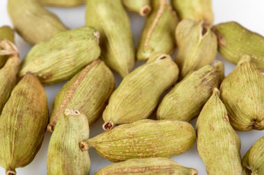 Kakule, fotoğraf resim kakule bakla beyaz parlak ışık arka plan üzerinde izole Grubu'nun yakından ayrı tut. Yeşil kakule baharat.