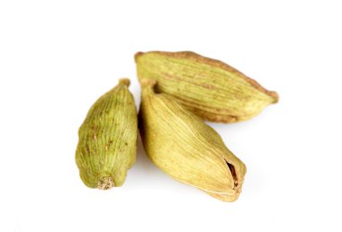 Kakule, fotoğraf resim kakule bakla beyaz parlak ışık arka plan üzerinde izole Grubu'nun yakından ayrı tut. Yeşil kakule baharat.