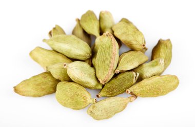 Kakule, fotoğraf resim kakule bakla beyaz parlak ışık arka plan üzerinde izole Grubu'nun yakından ayrı tut. Yeşil kakule baharat.