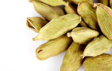 Kakule, fotoğraf resim kakule bakla beyaz parlak ışık arka plan üzerinde izole Grubu'nun yakından ayrı tut. Yeşil kakule baharat.