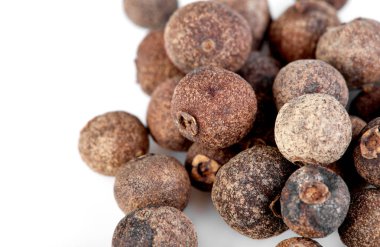 Tüm yenibahar beyaz arka plan üzerinde izole. Aromatik yenibahar.