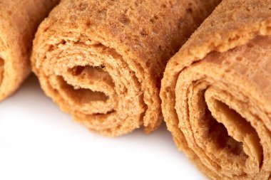 Rulo Gofret. Beyaz arka plan üzerinde izole tatlı tüp gofret. Tatlı.