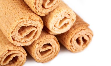 Rulo Gofret. Beyaz arka plan üzerinde izole tatlı tüp gofret. Tatlı.