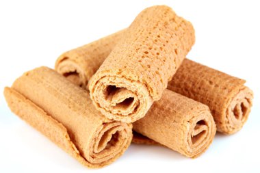 Rulo Gofret. Beyaz arka plan üzerinde izole tatlı tüp gofret. Tatlı.