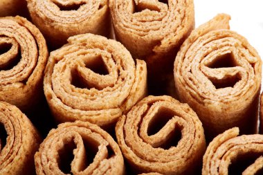 Rulo Gofret. Beyaz arka plan üzerinde izole tatlı tüp gofret. Tatlı.