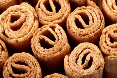 Rulo Gofret. Beyaz arka plan üzerinde izole tatlı tüp gofret. Tatlı.