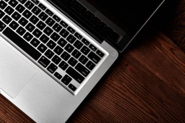 Laptop klavye kahverengi ahşap masa. 
