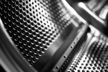 Çamaşır makinesi davul iç. Otomatik çamaşır makinesi için delikli paslanmaz çelik tambur. Siyah ve beyaz, Metalik arka plan                    