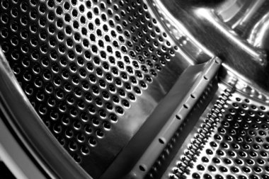 Çamaşır makinesi davul iç. Otomatik çamaşır makinesi için delikli paslanmaz çelik tambur. Siyah ve beyaz, Metalik arka plan                    