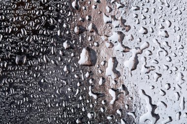 Altın arka plan üzerinde renkli su damlacıkları. Soyut sıvı spreyler