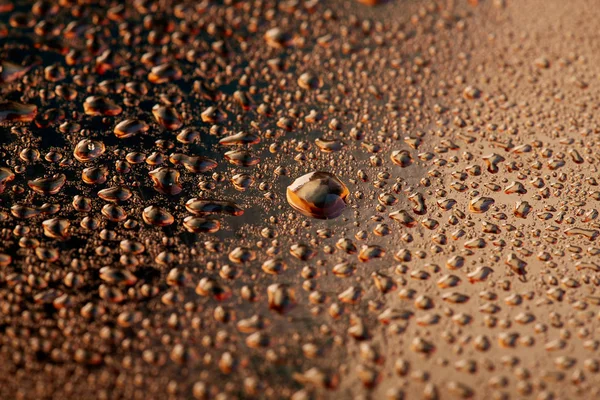 Gotas Água Coloridas Fundo Dourado Pulverizadores Líquidos Abstratos — Fotografia de Stock