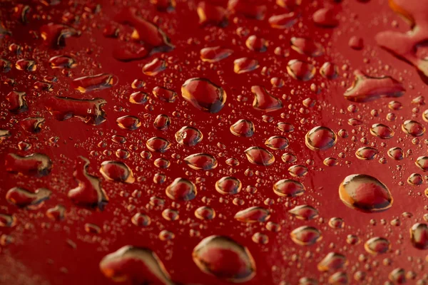 Gekleurde Waterdruppels Een Gouden Achtergrond Abstracte Liquid Sprays — Stockfoto