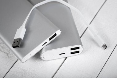 Mobil cihazları şarj etmek için pil banka. Gümüş akıllı telefon şarj cihazı gücü Bankası ile. Mobil cihazlar için harici pil.