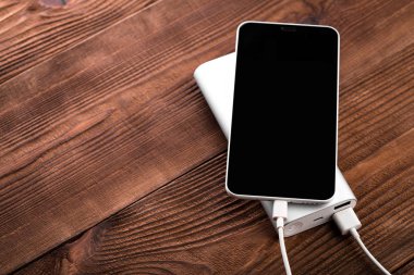 Mobil cihazları şarj etmek için pil banka. Gümüş akıllı telefon şarj cihazı gücü Bankası ile. Mobil cihazlar için harici pil.