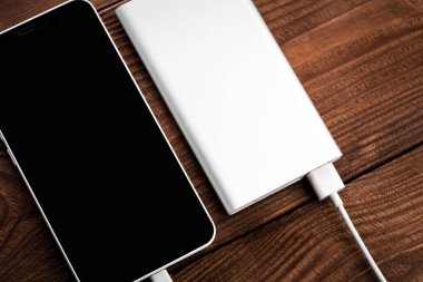 Mobil cihazları şarj etmek için pil banka. Gümüş akıllı telefon şarj cihazı gücü Bankası ile. Mobil cihazlar için harici pil.