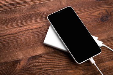 Mobil cihazları şarj etmek için pil banka. Gümüş akıllı telefon şarj cihazı gücü Bankası ile. Mobil cihazlar için harici pil.