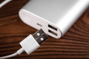 Mobil cihazları şarj etmek için pil banka. Gümüş akıllı telefon şarj cihazı gücü Bankası ile. Mobil cihazlar için harici pil.