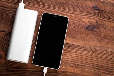 Mobil cihazları şarj etmek için pil banka. Gümüş akıllı telefon şarj cihazı gücü Bankası ile. Mobil cihazlar için harici pil.