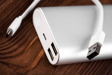 Mobil cihazları şarj etmek için pil banka. Gümüş akıllı telefon şarj cihazı gücü Bankası ile. Mobil cihazlar için harici pil.