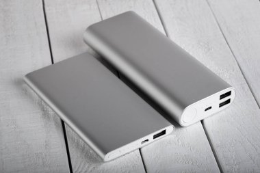 Mobil cihazları şarj etmek için pil banka. Gümüş akıllı telefon şarj cihazı gücü Bankası ile. Mobil cihazlar için harici pil.