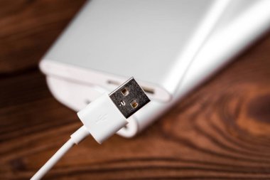 Mobil cihazları şarj etmek için pil banka. Gümüş akıllı telefon şarj cihazı gücü Bankası ile. Mobil cihazlar için harici pil.