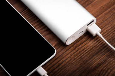 Mobil cihazları şarj etmek için pil banka. Gümüş akıllı telefon şarj cihazı gücü Bankası ile. Mobil cihazlar için harici pil.