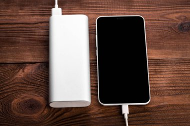 Mobil cihazları şarj etmek için pil banka. Gümüş akıllı telefon şarj cihazı gücü Bankası ile. Mobil cihazlar için harici pil.