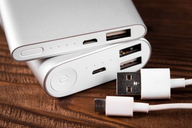 Mobil cihazları şarj etmek için pil banka. Gümüş akıllı telefon şarj cihazı gücü Bankası ile. Mobil cihazlar için harici pil.