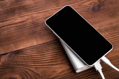 Mobil cihazları şarj etmek için pil banka. Gümüş akıllı telefon şarj cihazı gücü Bankası ile. Mobil cihazlar için harici pil.