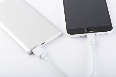 Mobil cihazları şarj etmek için güç banka. Beyaz akıllı telefon şarj cihazı gücü Bankası ile. pil banka. Mobil cihazlar için harici pil.