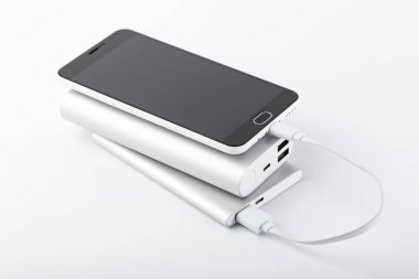 Mobil cihazları şarj etmek için güç banka. Beyaz akıllı telefon şarj cihazı gücü Bankası ile. pil banka. Mobil cihazlar için harici pil.