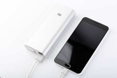 Mobil cihazları şarj etmek için güç banka. Beyaz akıllı telefon şarj cihazı gücü Bankası ile. pil banka. Mobil cihazlar için harici pil.