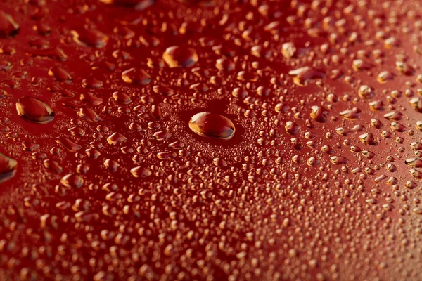 Farbige Wassertropfen Auf Einem Goldenen Hintergrund Abstrakte Flüssigsprays — Stockfoto