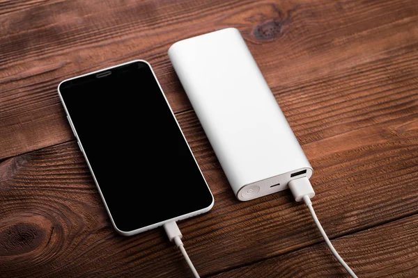 Batteribank För Laddning Mobila Enheter Silver Smart Telefonladdare Med Powerbank — Stockfoto